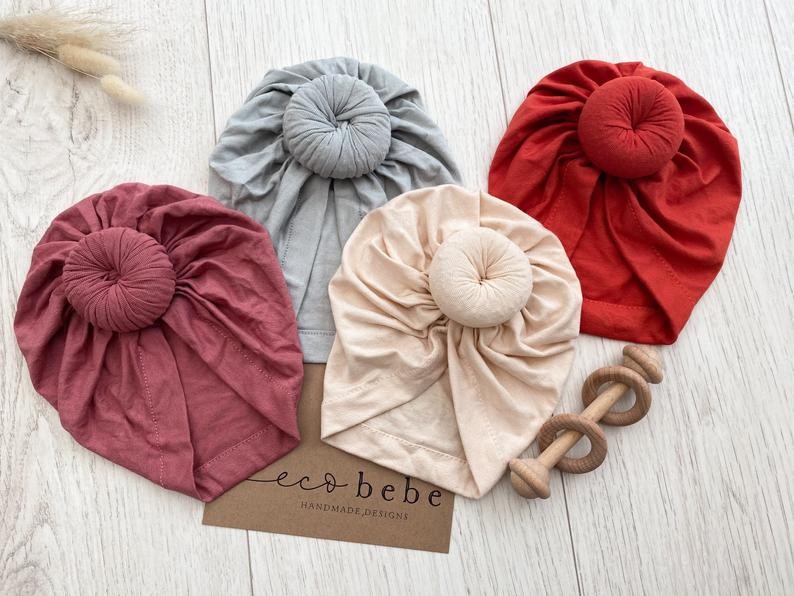 La tendance turban bonnet naissance pour bébé fille