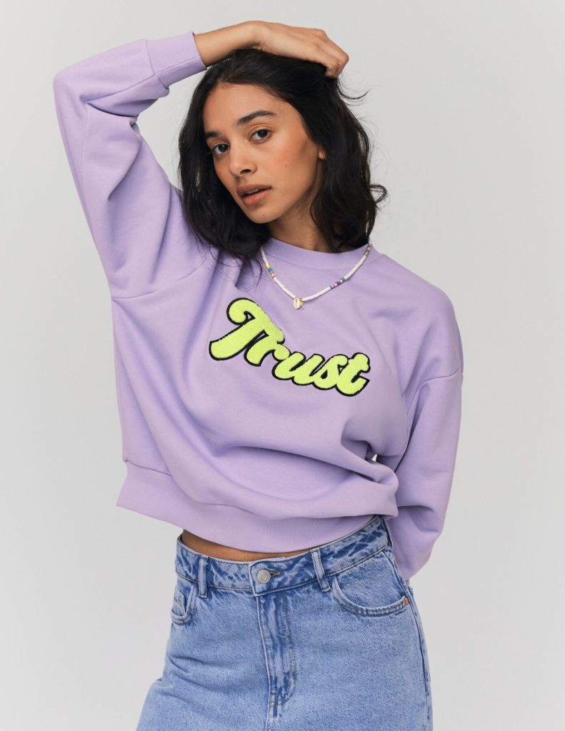 sweat-col-brode-lilas